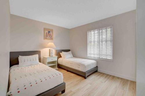 Resort Style 4 bedroom House with Pool Minutes from Strip
