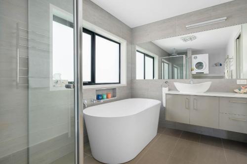 Self Contained Beach View Apartment — Kingston Beach — photo 2