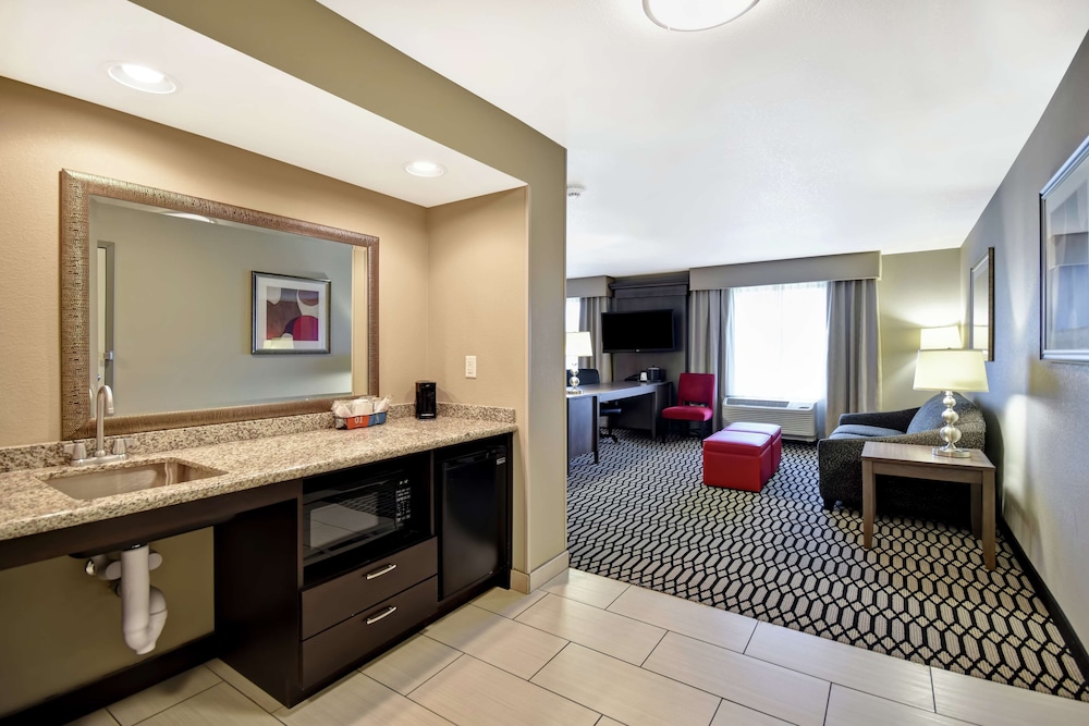 Hampton Inn Middletown - photo 32