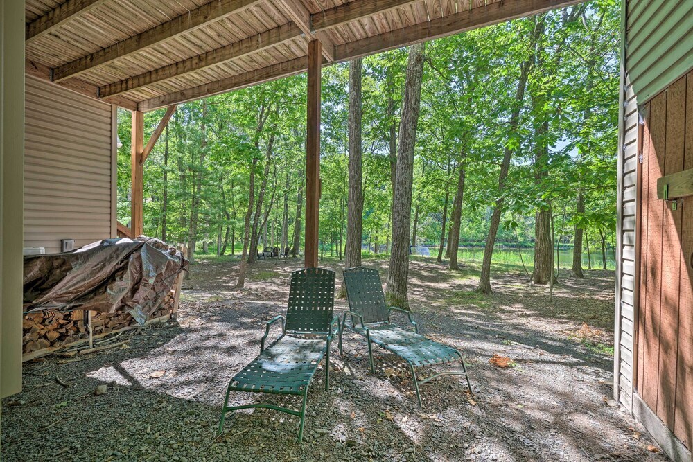 Lakefront Poconos Cottage Deck Fire Pit and Grill - photo 10
