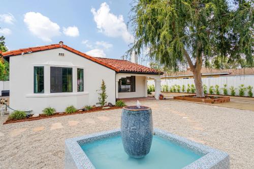 Designer 2 bed near Universal sleeps 8 hot tub in Los Angeles, United States