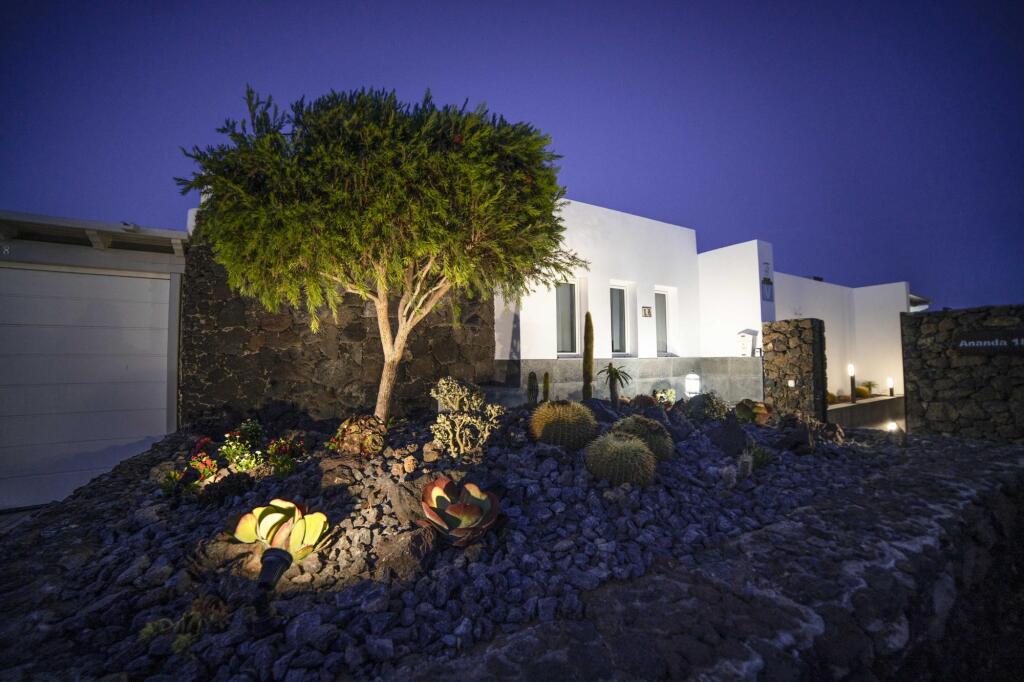 Villa Whitney — 4-Star Luxury Hotel in Puerto Del Carmen, Spain