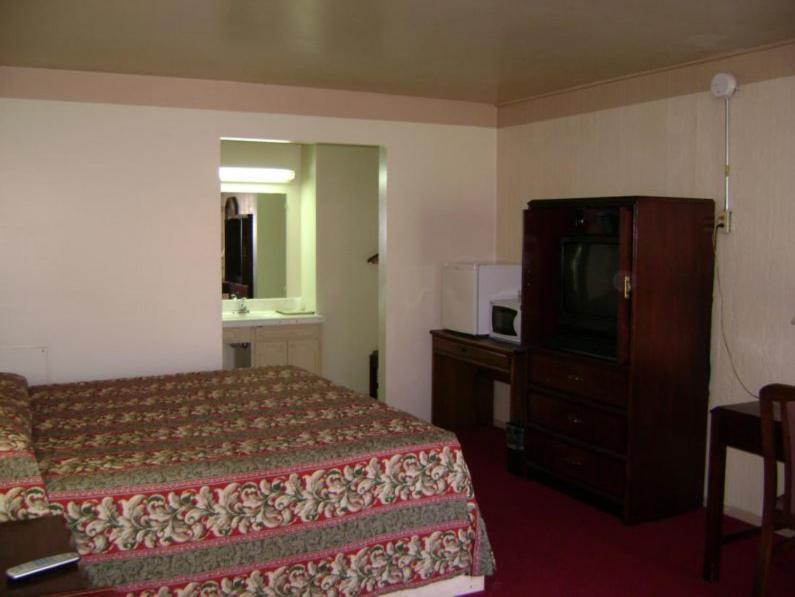 Tiffin Motel - photo 7