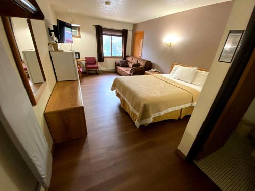 Woodlands Inn & Suites - photo 38
