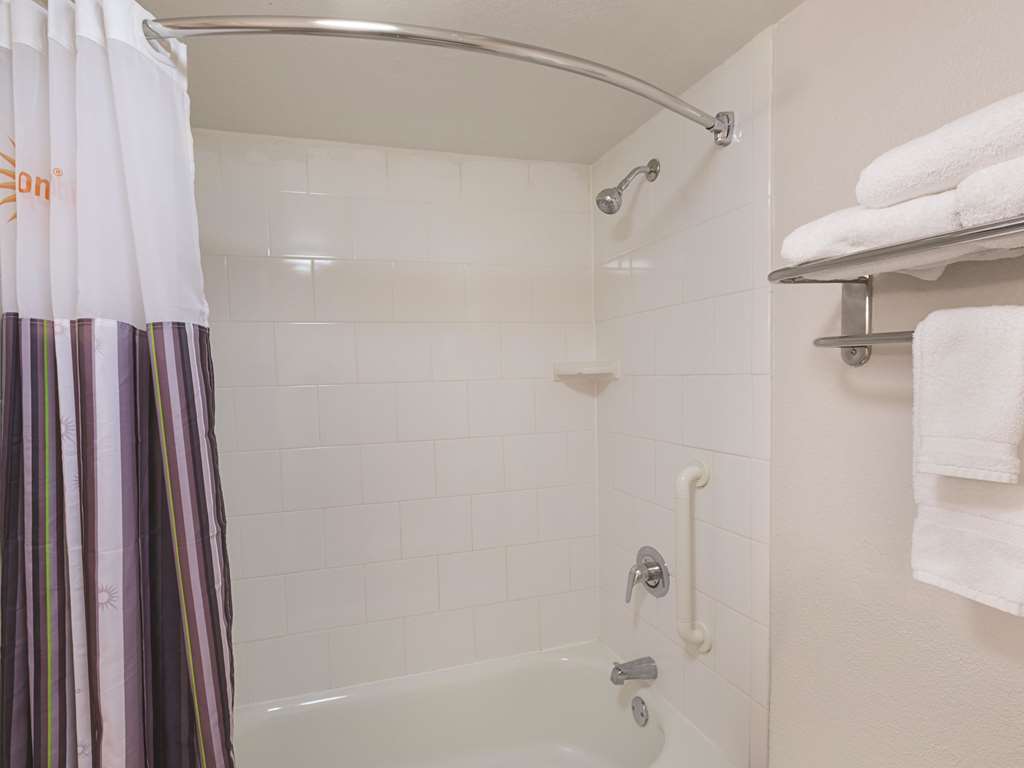 La Quinta Inn & Suites by Wyndham Sarasota Downtown - photo 11