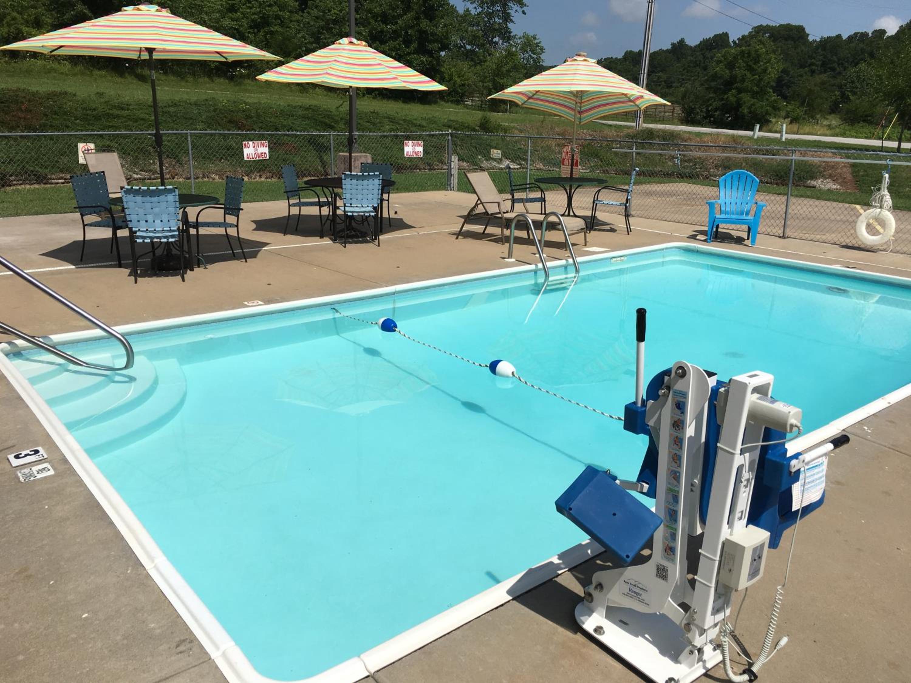 Cassville Four Seasons Inn & Suites - photo 12