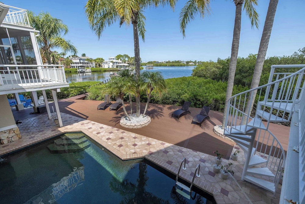 4B Waterfront Game Room Pool Hot Tub Dock — hotel in Palm Harbor