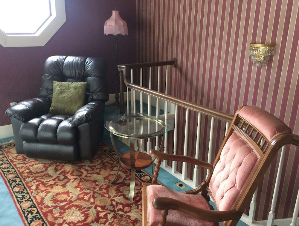 Mine Shaft Inn Hotel & Hostel - photo 4