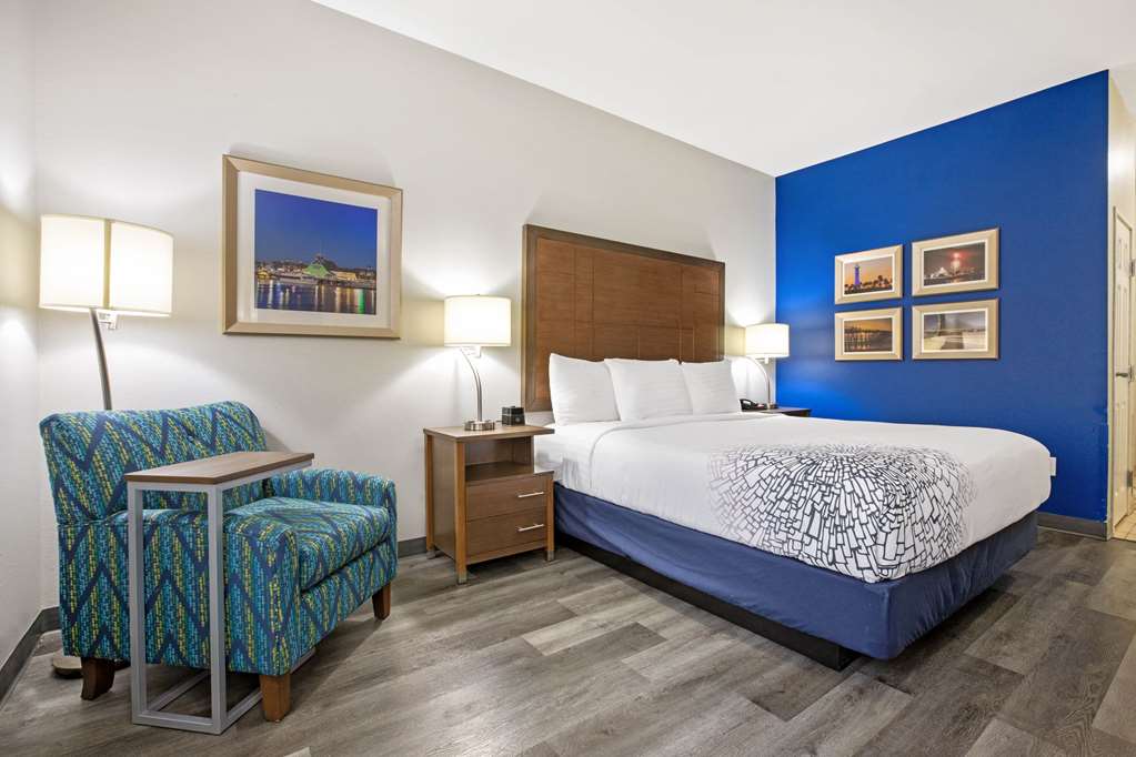 La Quinta Inn & Suites by Wyndham NE Long Beach Cypress - photo 17