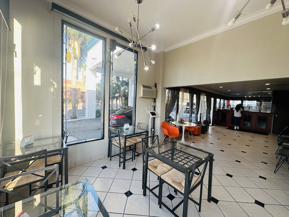 Casa Blanca Hotel and Suites Orange - photo 4