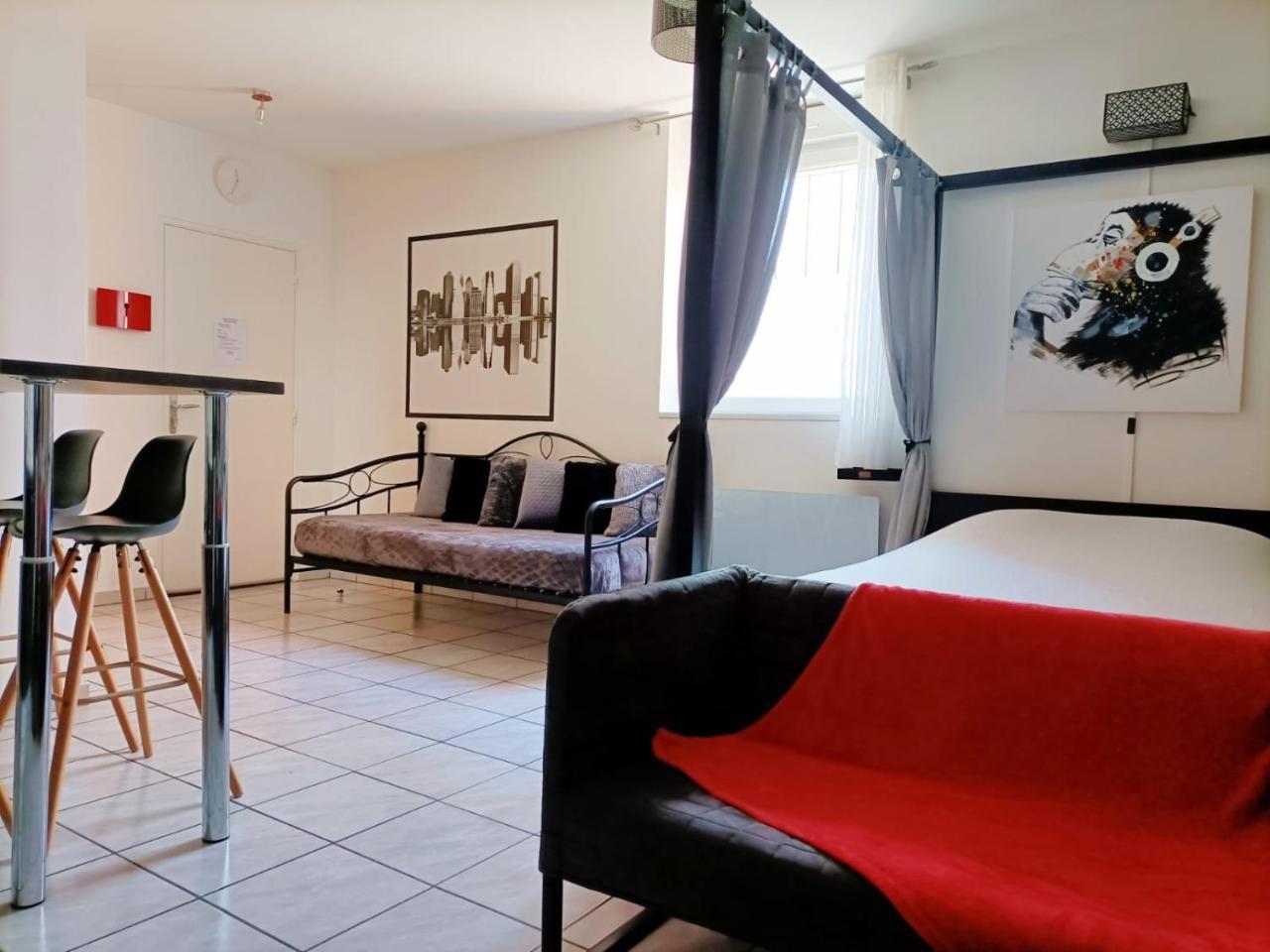 Charmant Studio Proximite Centre Ville Et Gare in Chalons-En-Champagne, France