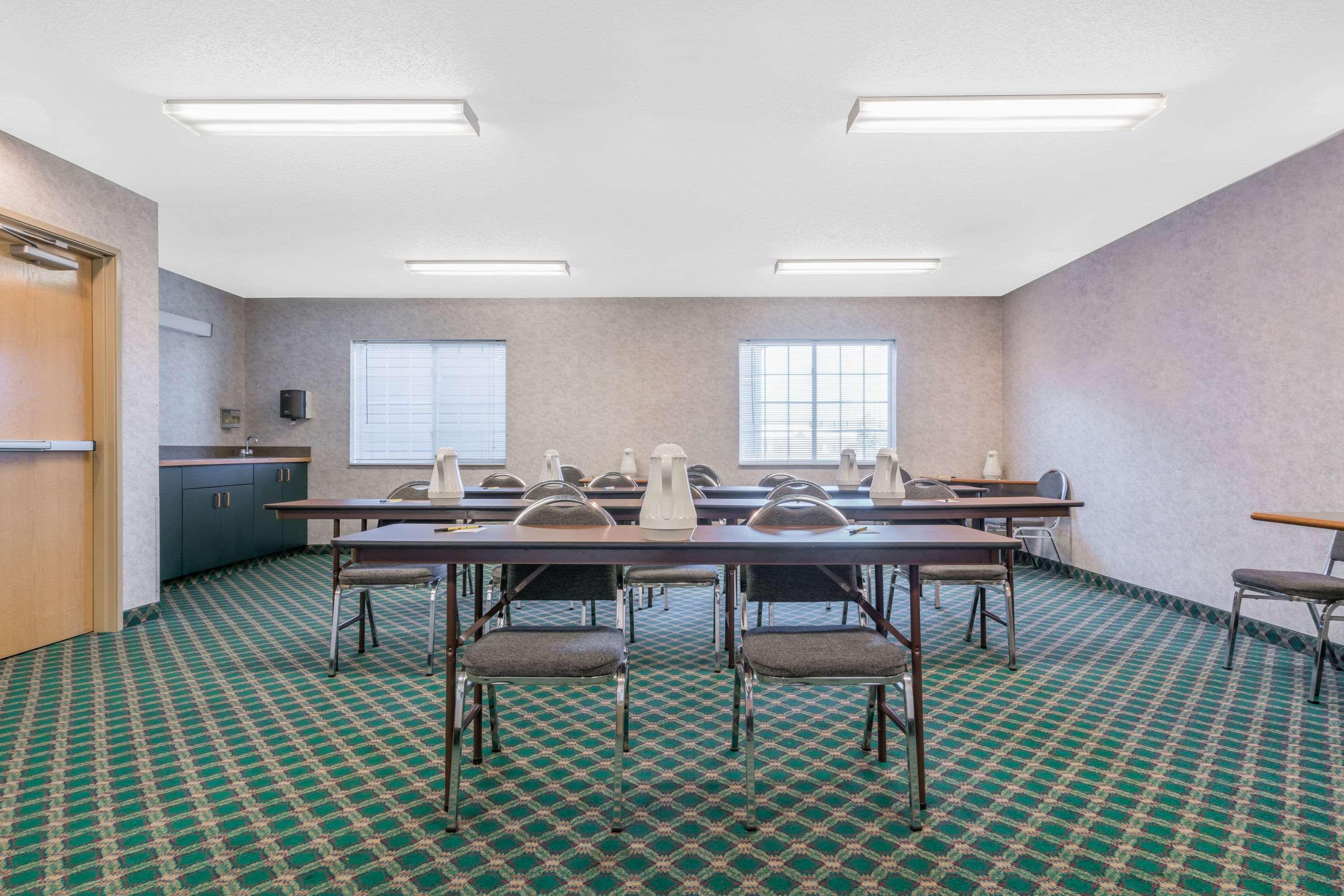 Fargo Airport Inn - photo 8