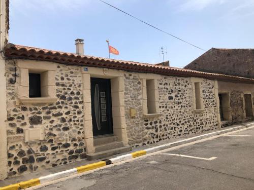 Maison de village avec patio — 4-Star Luxury Hotel in Bessan, France