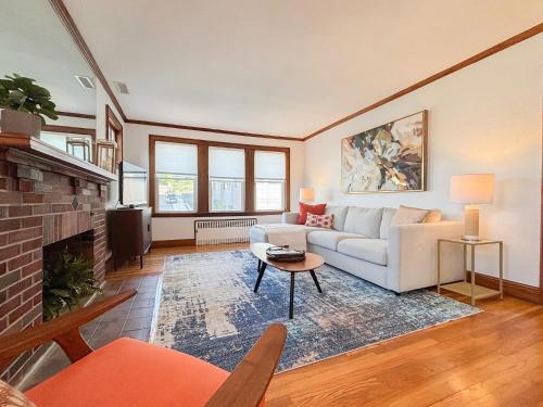 Spacious 3 bed in unit laundry Free Prkng — 4-Star Luxury Hotel in Boston, United States