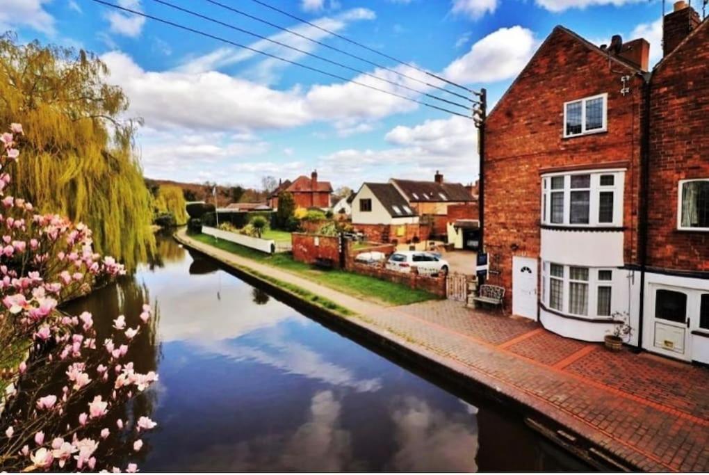 Hidden Gem Canal Facing Retreat with lovely walks in Tamworth, United Kingdom