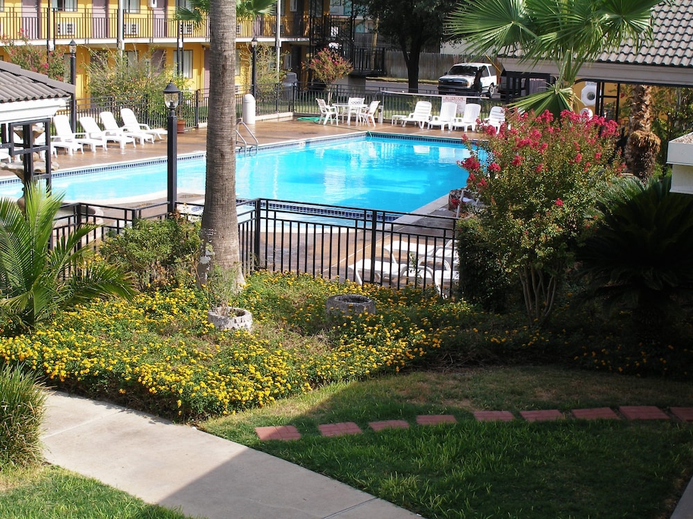 Americas Best Value Inn Laredo - photo 23