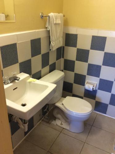 GreenLawn Motel - photo 9