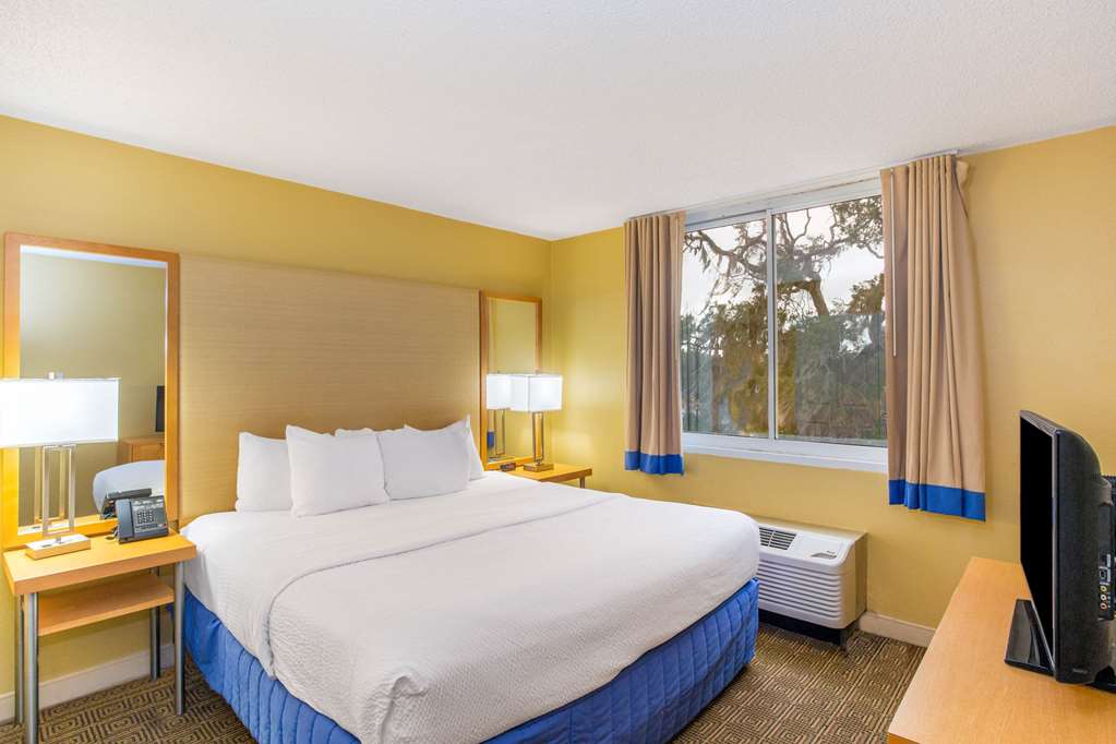 La Quinta Inn & Suites by Wyndham Sarasota Downtown - photo 27