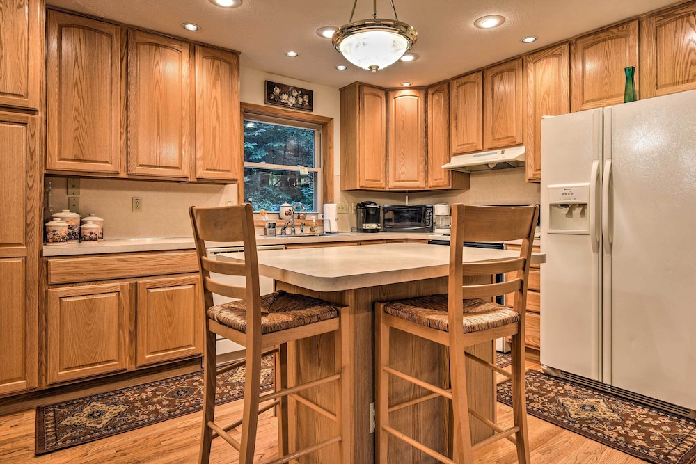 Pocono Mountain Home with 3 Community Lakes — 4-Star Luxury Hotel in Gouldsboro, United States
