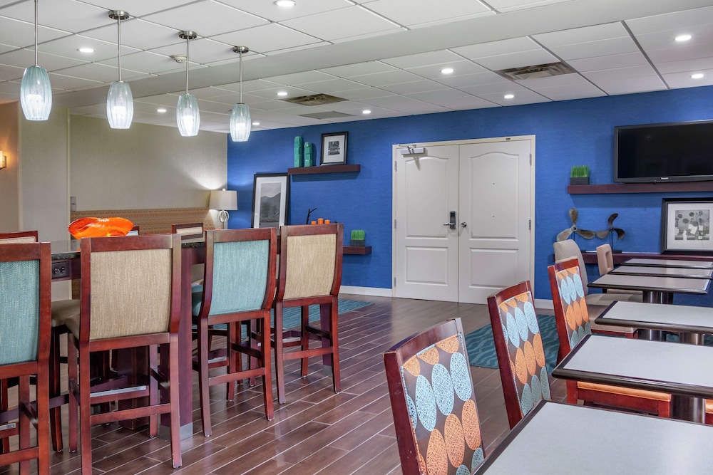 Hampton Inn Adel - photo 17