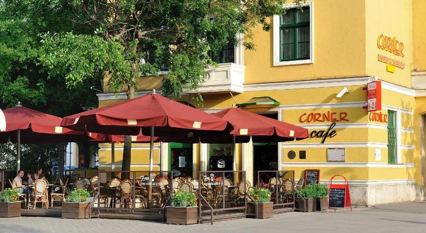 Corner Hotel & Kávéház — hotel in Dunaujvaros