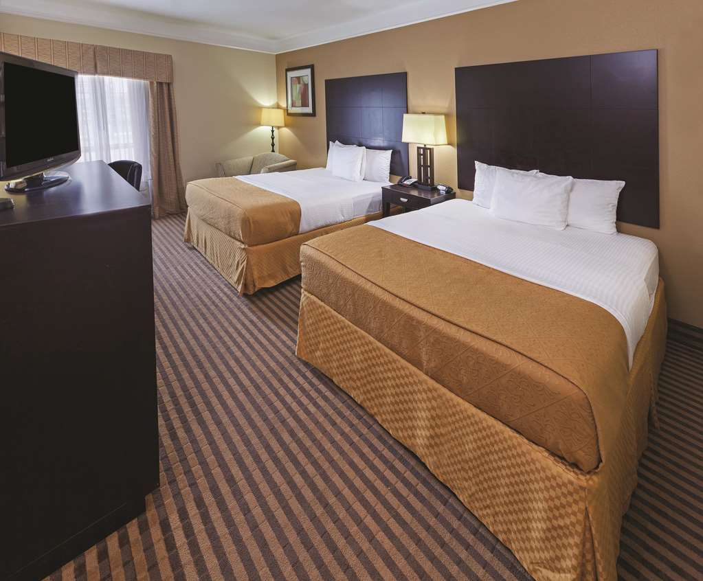 La Quinta Inn & Suites by Wyndham Livingston - photo 14