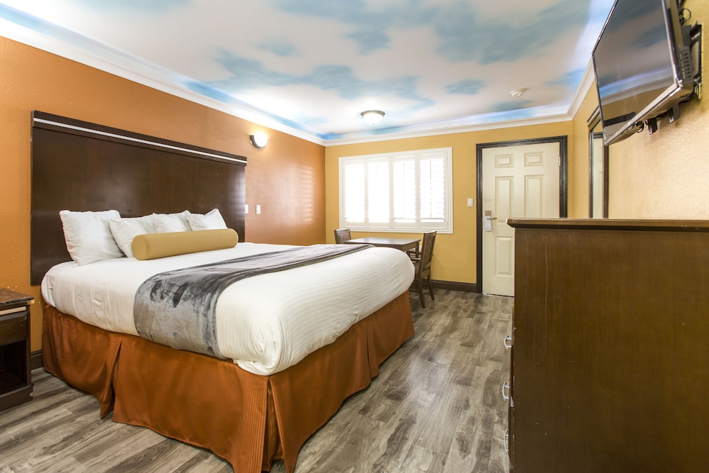 Hollywood Palms Inn and Suites - photo 8