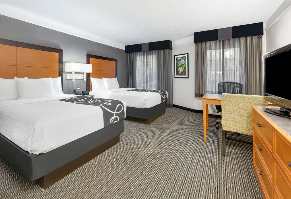 La Quinta Inn & Suites by Wyndham Dallas Addison Galleria - photo 14