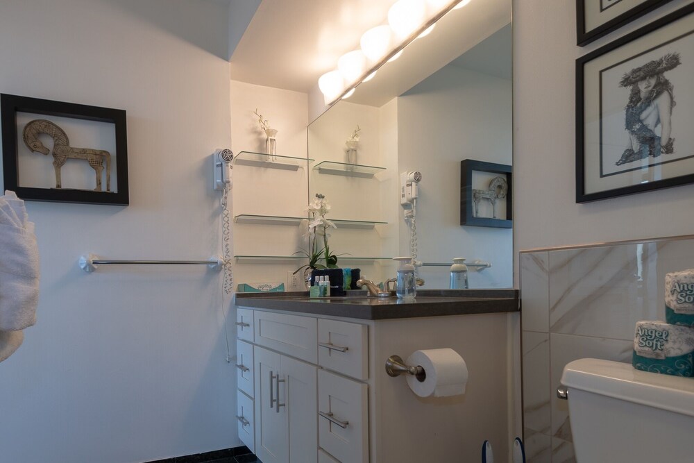 Modern 12th Floor Waikiki Banyan Condo with Partial Ocean Views by Koko Resort Vacation Rentals Honolulu - photo 10