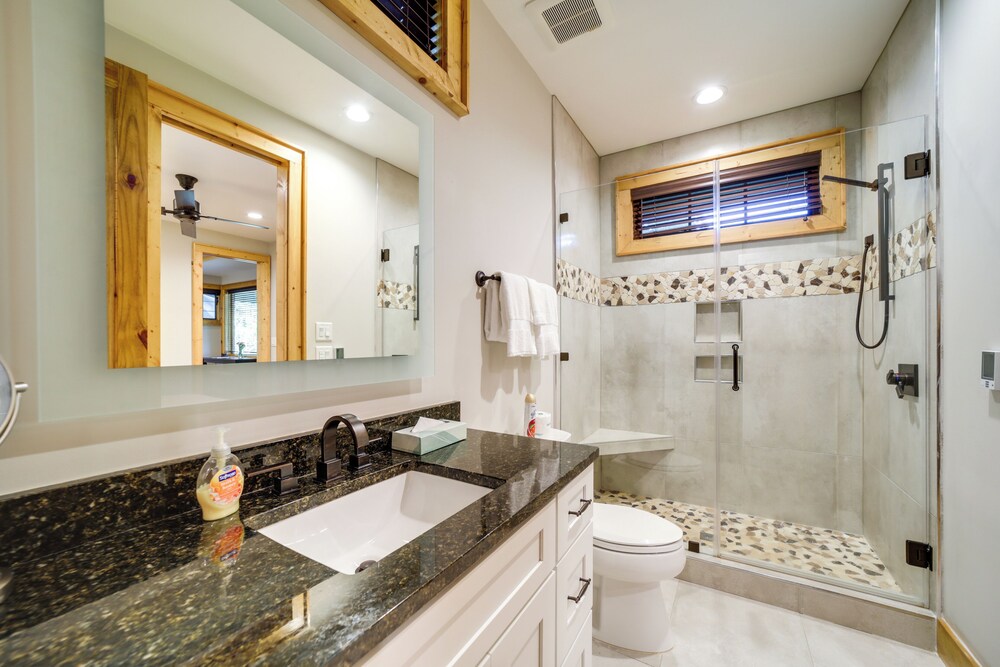 Grill Water Views: Chinquapin Resort Home — hotel in Glenville