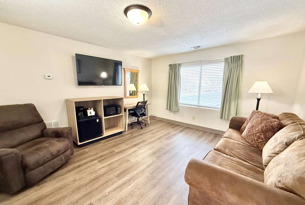 Super 8 by Wyndham Salina Scenic Hills Area - photo 21
