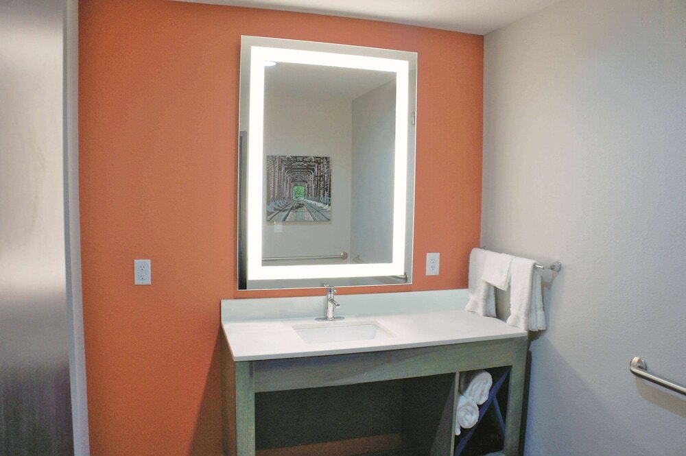 Economy Inn and Suites - photo 8