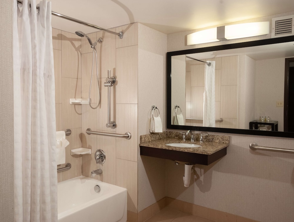 DoubleTree by Hilton Hotel Cleveland Downtown Lakeside - photo 7