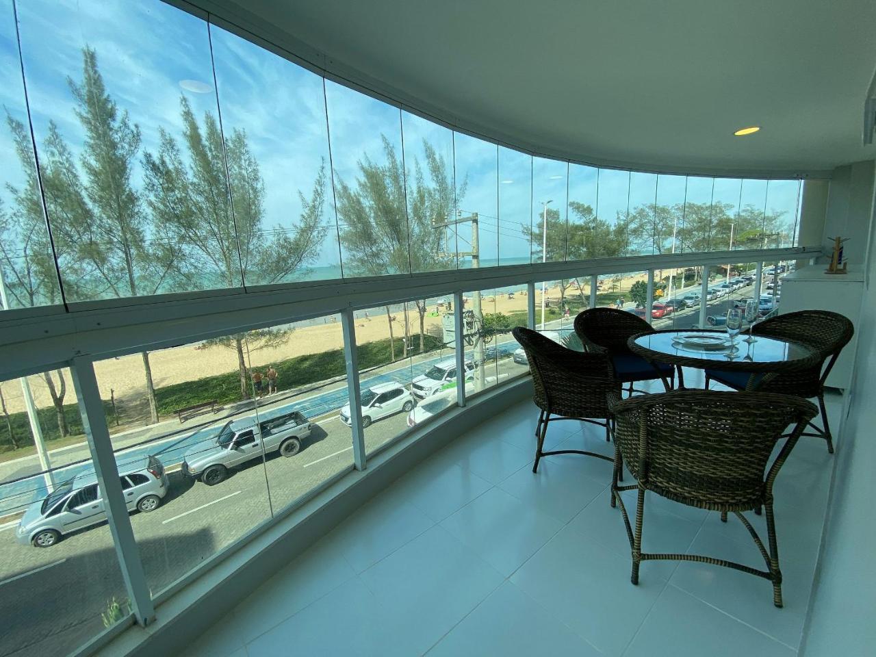 Ap Linda Vista de Frente Para a Praia Mavn202 — 4-Star Luxury Hotel in Macae, Brasil