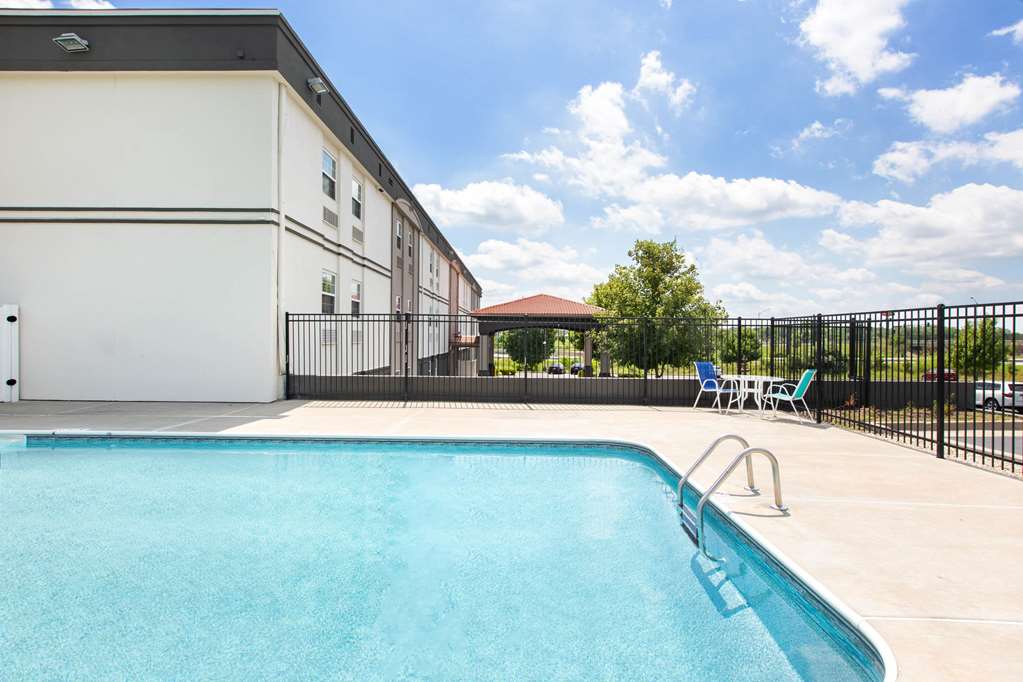 La Quinta Inn & Suites by Wyndham Blue Springs - photo 12