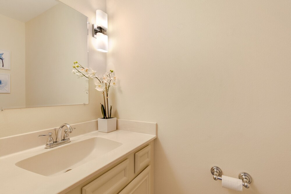 Hip 2BR in Arts Warehouse District - photo 45