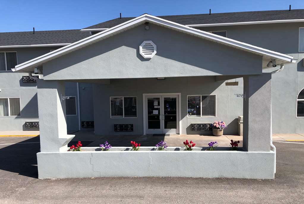 Super 8 by Wyndham Price - featured photo