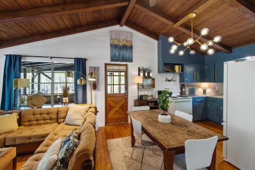 Emerald Cove Lakefront Cabin with Kayaks & Canoes — 4-Star Luxury Hotel in Shreveport, United States