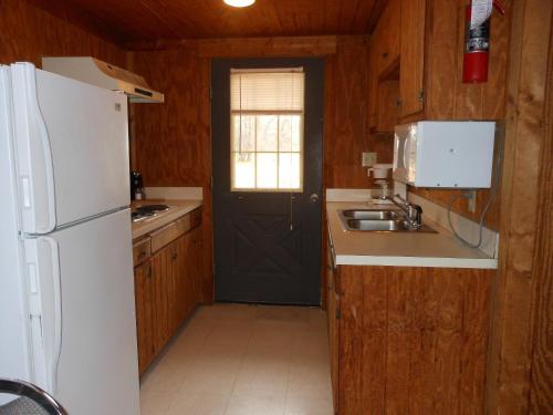 Bay Landing Camping Resort Deluxe Cabin 29 - photo 4