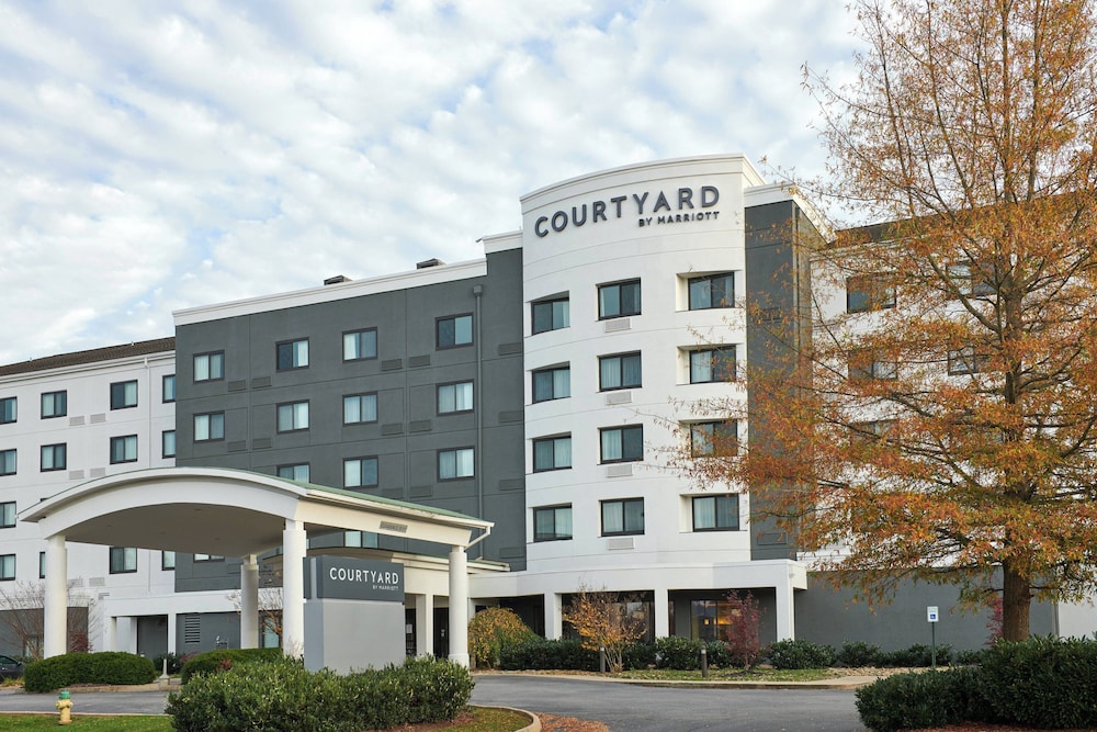 Courtyard By Marriott Bristol — Bristol