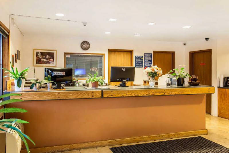 Econo Lodge Everett - photo 3