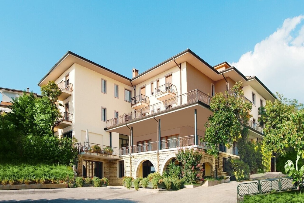 Hotel Panorama - carbon neutral hotel in Costermano