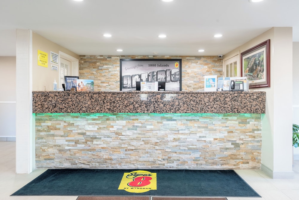 Super 8 by Wyndham Gananoque Country Squire Resort — Gananoque — photo 2