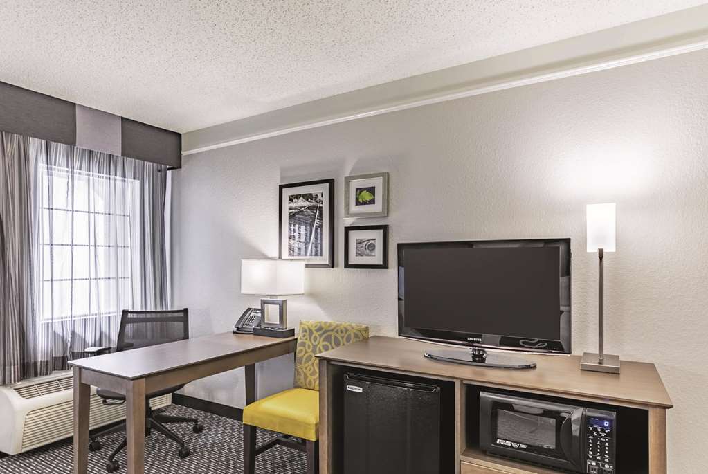 La Quinta Inn & Suites by Wyndham Austin Near The Domain - photo 25