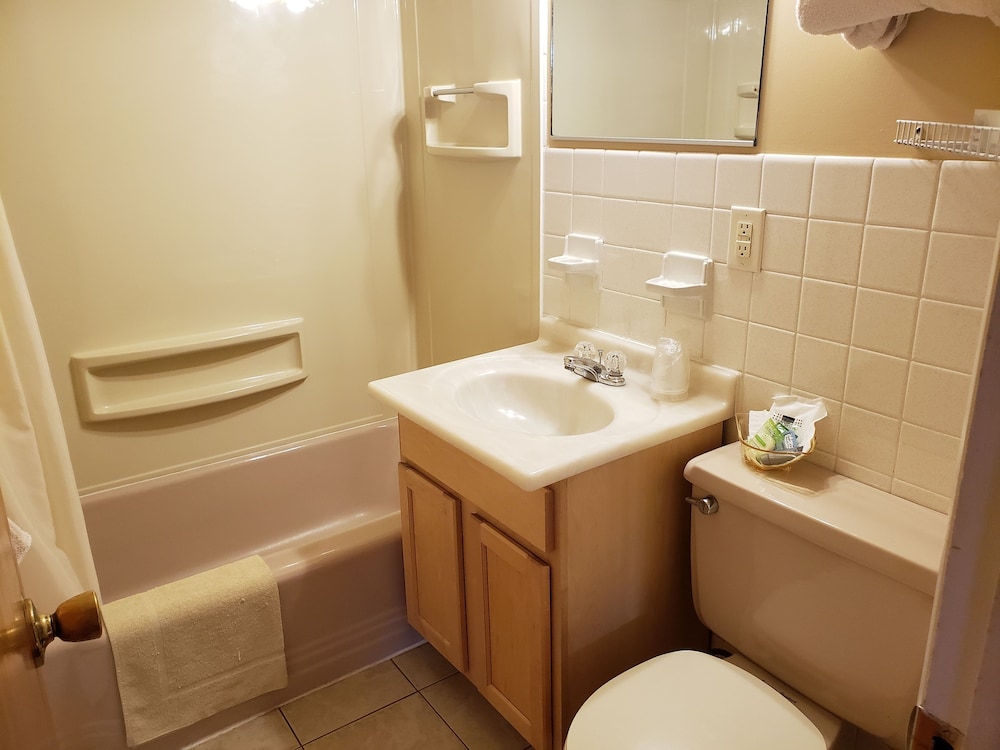 The Colonial Motel - photo 27