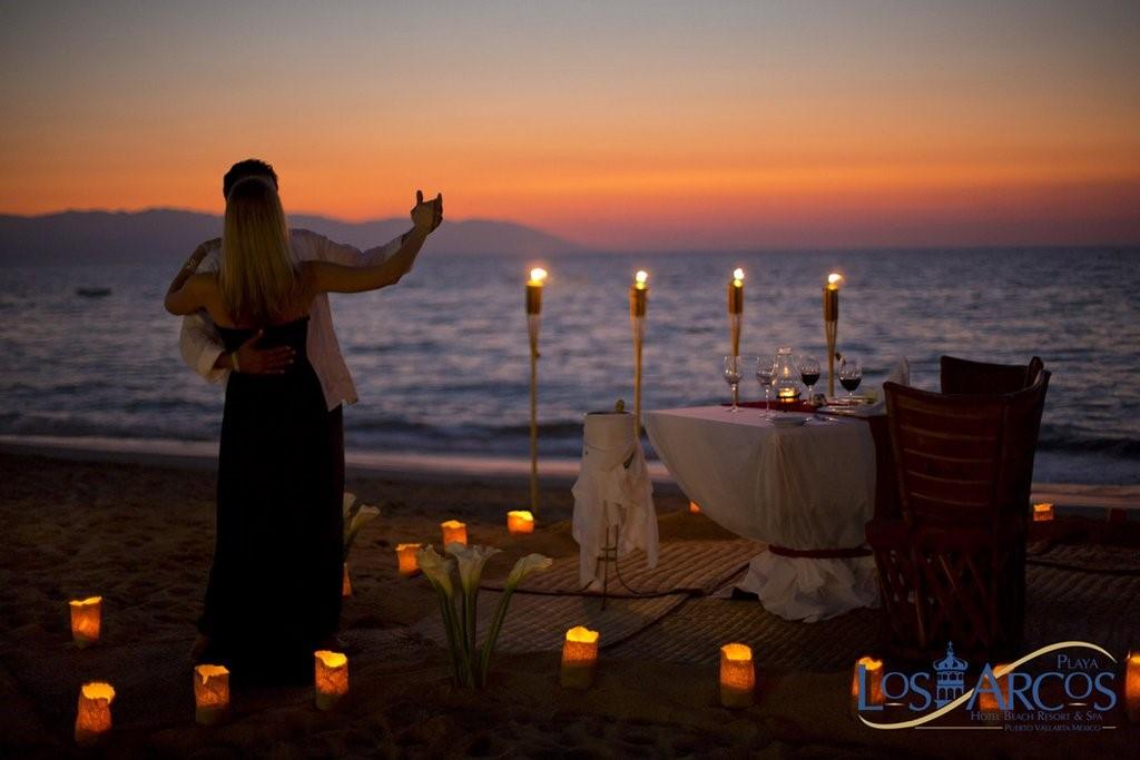 Playa_Los_Arcos_romantic_dinner_R