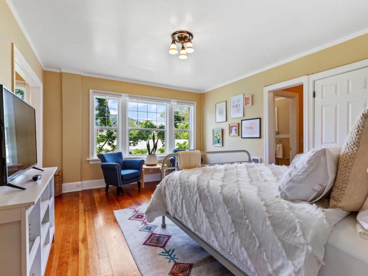 NW Studio with a View in Portland, United States