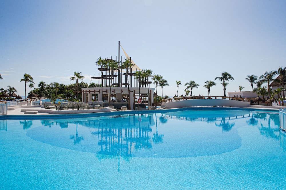 Poolside bar