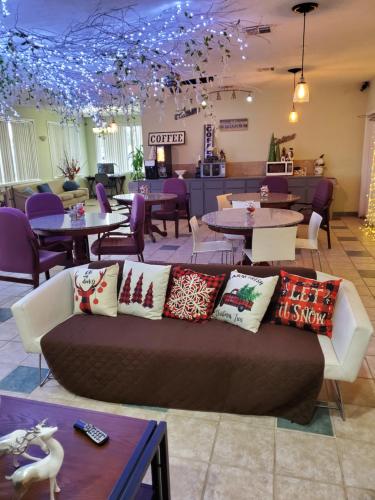 Houston Inn and Suites - photo 3