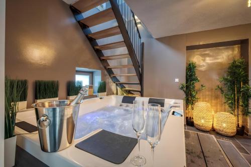 50 Nuances d'Amour Jacuzzi Massage Cinéma — hotel in Moirans